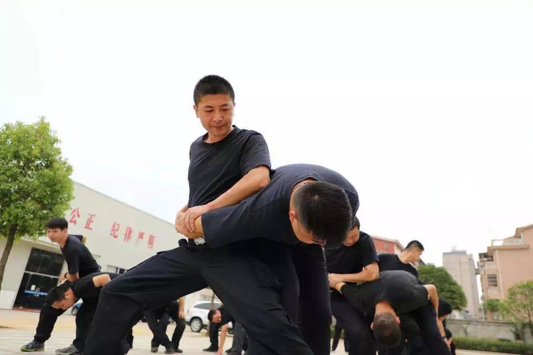 包含塞维利亚内部会议纪要流出——转会期绝杀压哨，意大利杯使命明确，心理建设被强调的词条